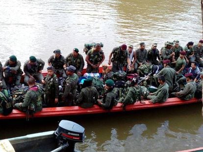 Foto divulgada no domingo pelo Bloco Sul das FARC mostra guerrilheiros viajando pelo rio Mecaya, em Putumayo.