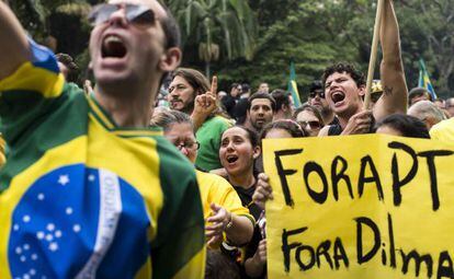 Grupo protesta contra Dilma em São Paulo.
