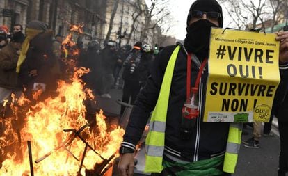 Imagem de um manifestante neste sábado em Paris.