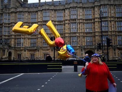 Uma manifestante contrária ao Brexit, em frente ao Parlamento de Reino Unido, nesta terça-feira.