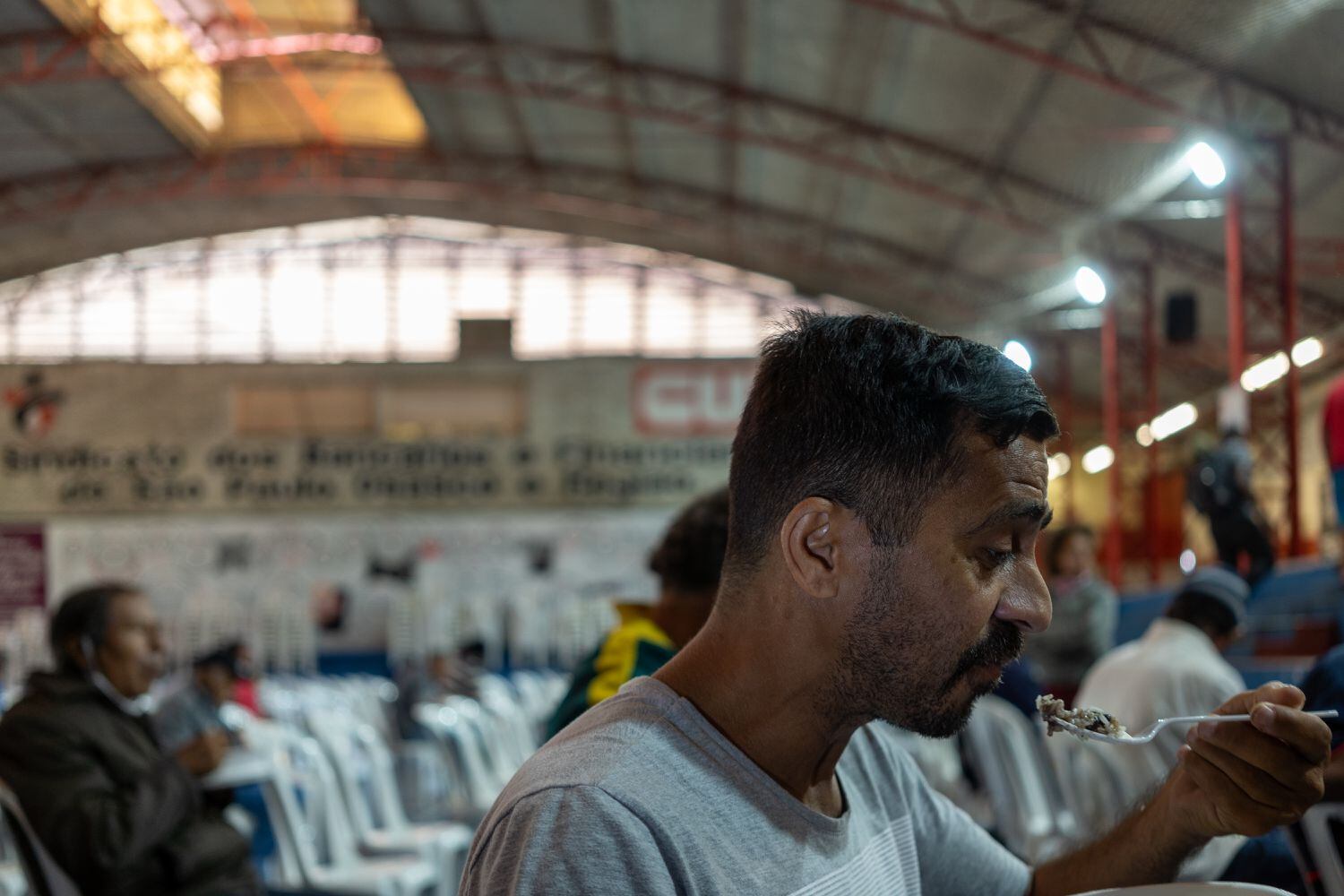 Jocelino da Silva Lima come marmita doada pelo Movimento Estadual da População em situação de Rua. 