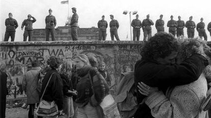 Os alemães comemoram a queda do Muro de Berlim, em 15 de novembro de 1989, uma semana após o fim do bloqueio entre o leste e o oeste da cidade.