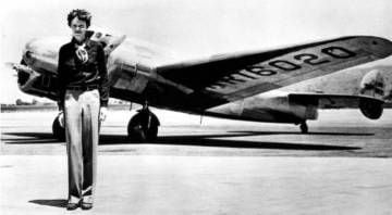 Amelia Earhart com o bimotor que caiu.