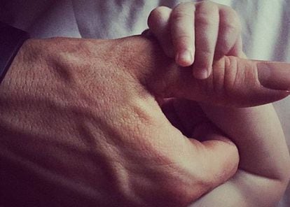 A imagem mais terna que Ryan Reynolds compartilhou até a data. Nela, sua filha James aparece agarrando a mão do ator.