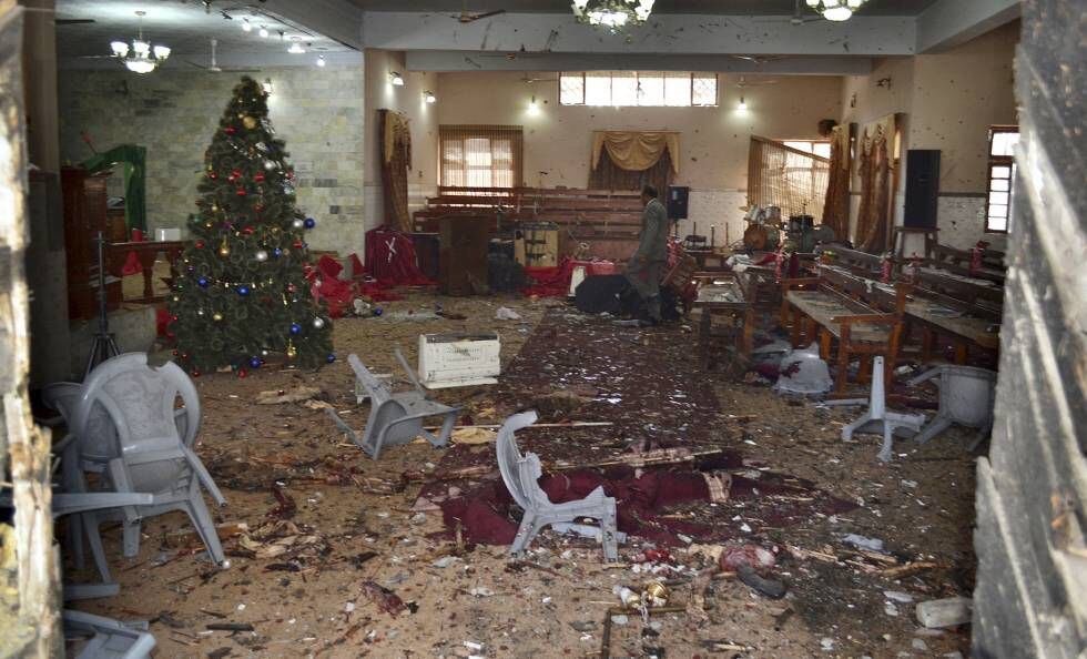 Interior da igreja atacada.