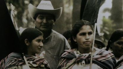 Evo Morales com líderes do movimento feminino cocaleiro.