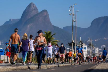 A praia de Ipanema, no Rio de Janeiro, lotada de pessoas neste domingo, em plena pandemia do novo coronavírus.