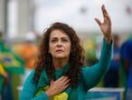 A supporter of Brazilian President Jair Bolsonaro holding a Brazilian national flag, gestures during a rally in Brasilia on May 17, 2020, amid the novel coronavirus pandemic. - Brazil's COVID-19 death toll passed 15,000 on Saturday, official data showed, while its number of infections topped 230,000, making it the country with the fourth-highest number of cases in the world. (Photo by Sergio LIMA / AFP)
