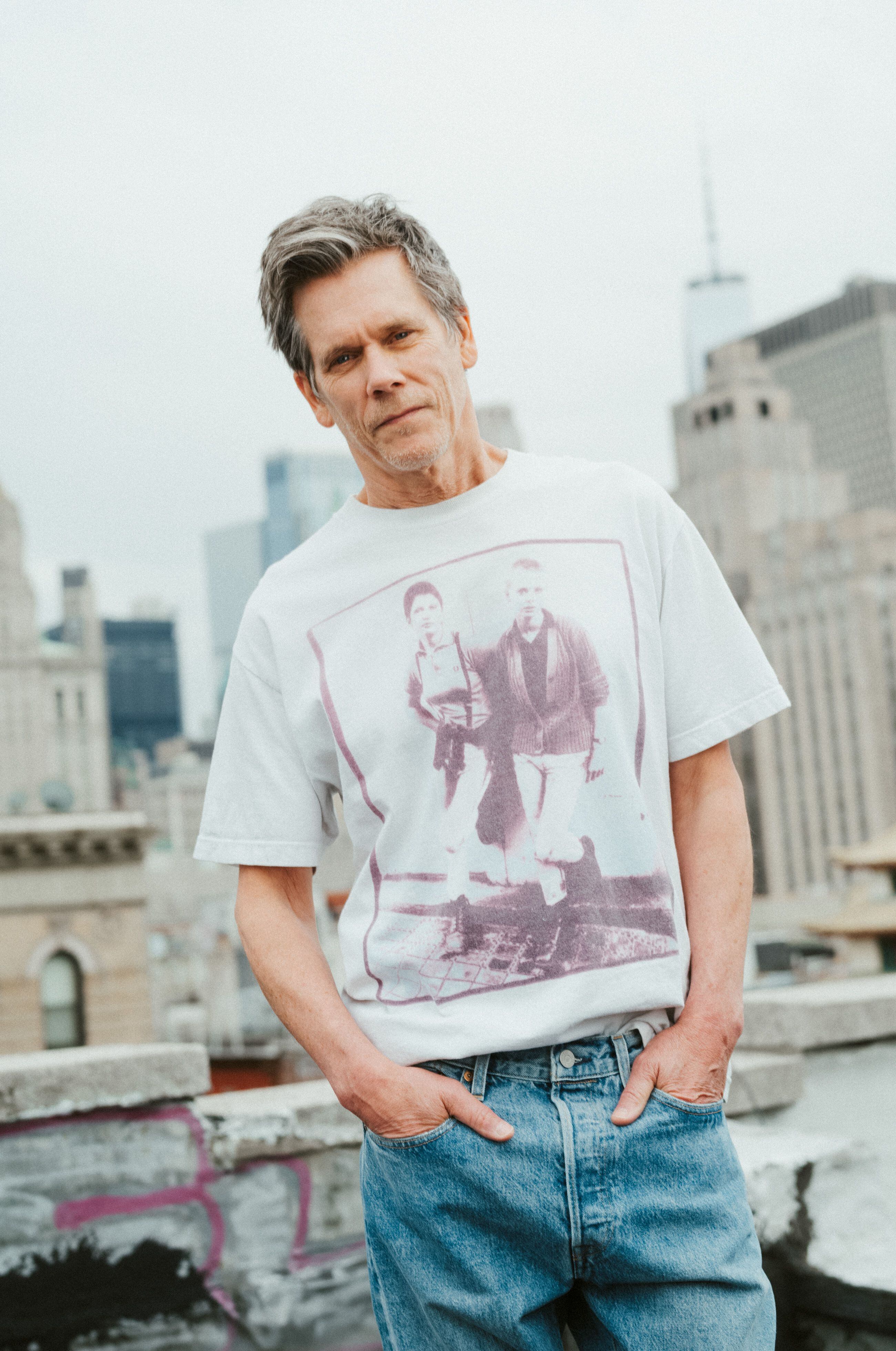 Kevin Bacon fotografado em um terraço de Manhattan com camiseta ‘vintage’ de Morrissey e jeans 511 Levi's Made & Crafted. 