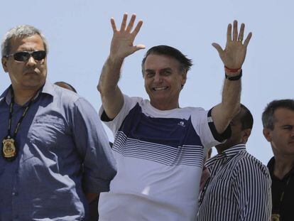 Jair Bolsonaro acena para apoiadores em uma praia no Rio, no dia 31 de outubro.