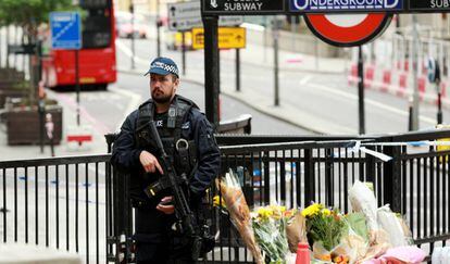 Um policial patrulha o lugar do ataque terrorista.