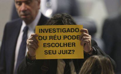 Cartaz levantado pela oposição durante a sabatina de Alexandre de Moraes, no STF.