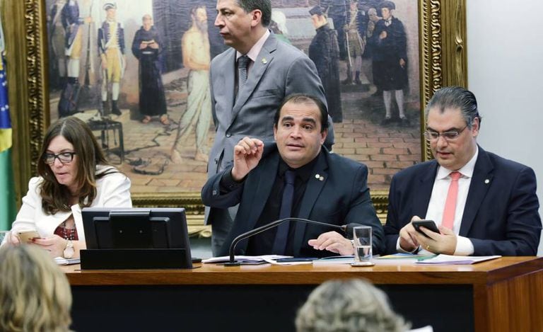 O relator Marcelo Freitas, de gravata preta, na sessão da CCJ.