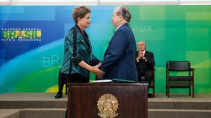 A presidenta Dilma empossa Renato Janine como novo ministro, em 6 de abril.