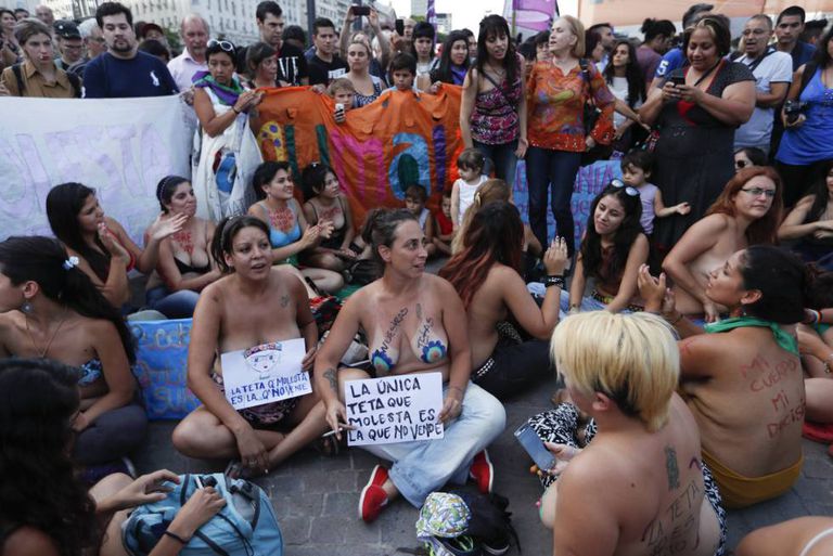 Protesto, que ficou conhecido como 'tetazo', pela liberação do topless nas praias argentinas.