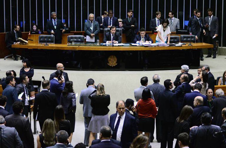 Deputados durante a sessão plenária.