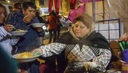 Barraca de rua em La Paz serve comida a várias pessoas