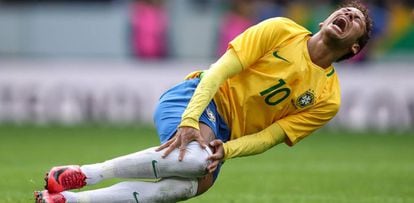 Neymar grita após sofrer falta no jogo contra o Japão.