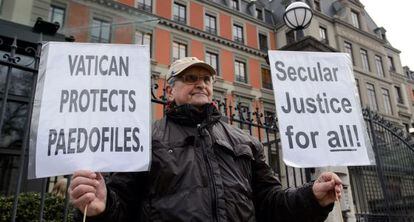Um homem durante o protesto contra o Vaticano em Genebra.