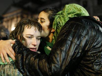 Manifestantes pró-aborto se abraçam sob a chuva em Buenos Aires.