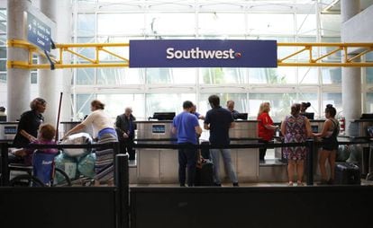 Passageiros fazem check-in no aeroporto Fort Lauderdale-Hollywood International.