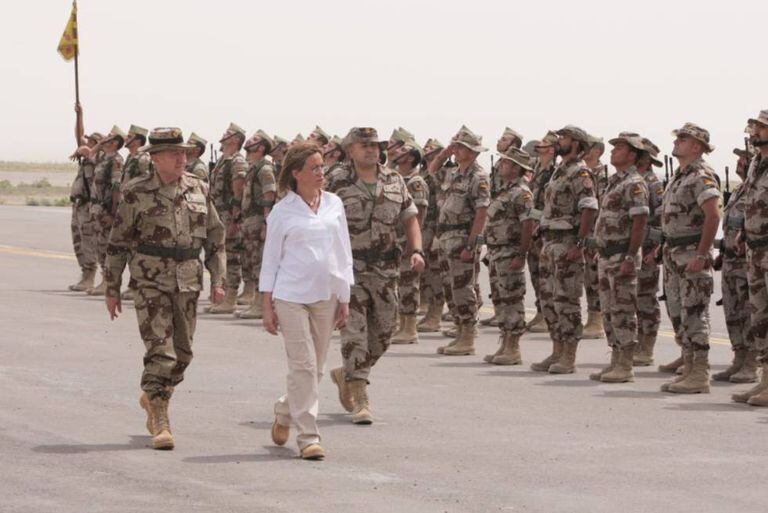 A então ministra de Defesa Carme Chacón passa em revista as tropas espanholas no Afeganistão, em abril de 2008.