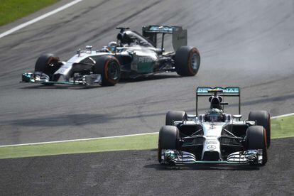 Hamilton ultrapassa Rosberg depois do erro do alemão.