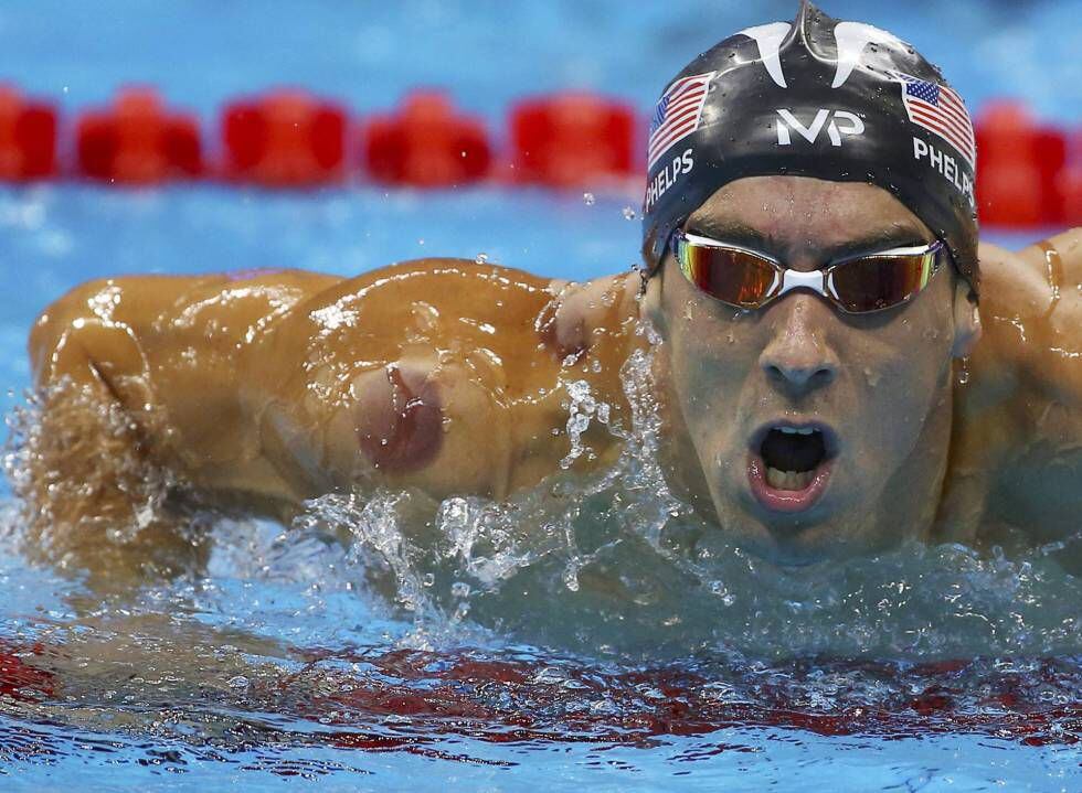 Manchas arroxeadas no corpo de Michael Phelps, resultado de ‘cupping’ ou ventosaterapia