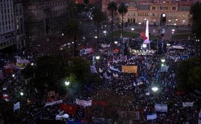 A Praça de Maio lotada durante o protesto.