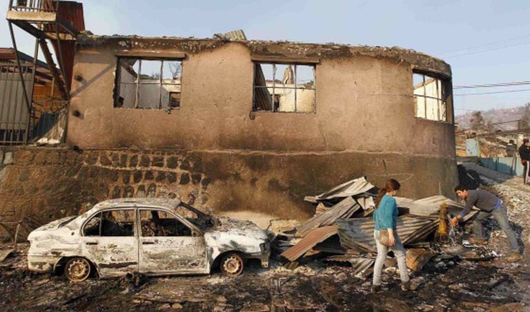 Carros e casas queimadas em Valparaíso neste domingo.