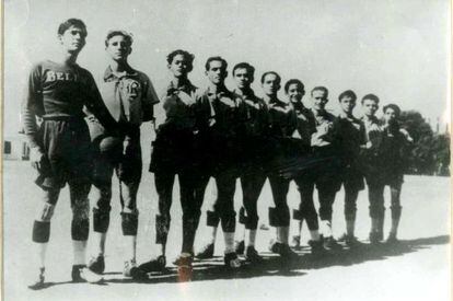Fidel Castro, segundo à esquerda, com a equipe do colégio Belén.