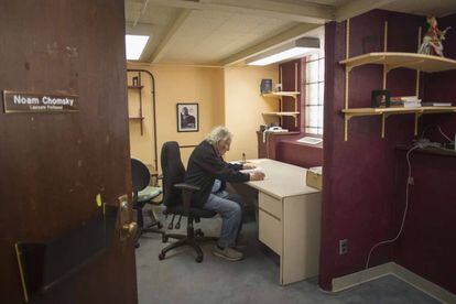 Noam Chomsky, em seu escritório da Universidade do Arizona, em Tucson.