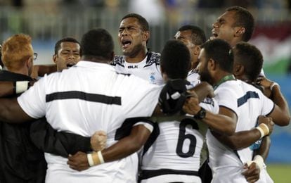 Equipe de Fiji comemora medalha de ouro no rúgbi de sete