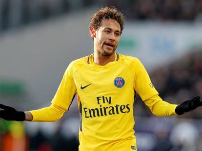 Neymar gesticula em Toulouse.