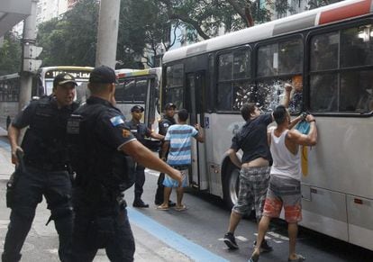 Moradores de Copacabana quebram a janela de um ônibus que seguia para a Zona Norte.