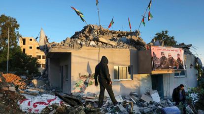 Palestinos nos restos da casa de Qassam Barghouti, demolida pelas forças israelenses na Cisjordânia, na segunda.
