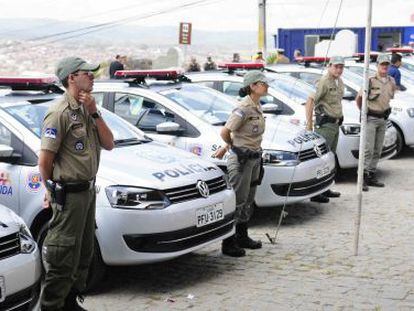 Policiais e carros do programa Pacto pela Vida, em Recife.
