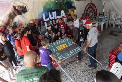 Coordenadores da Vigília Lula Livre se reúnem para uma última foto.