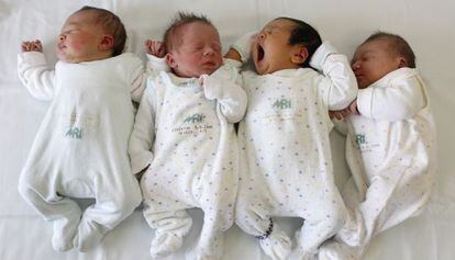 Bebês em uma maternidade da Alemanha.