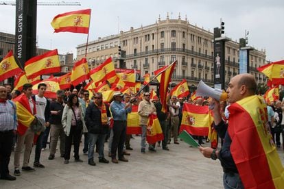 Protesto em frente à Prefeitura de Saragoça contra o referendo catalão.