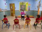 Una trabajadora del centro de educación infantil “Mi pequeña escuela”, en la pedanía murciana de La Alberca, cuenta un cuento a varios niños.