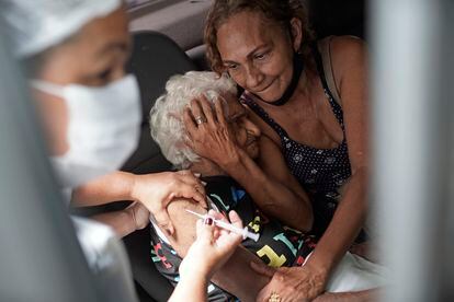Uma mulher recebe a vacina chinesa Sinovac no Rio de Janeiro, em fevereiro.