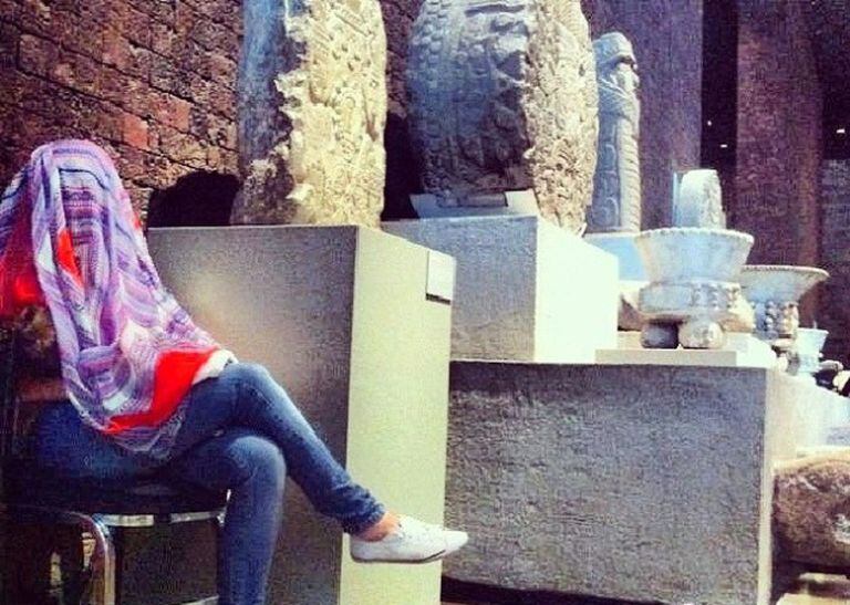 A autora, amamentando no meio do Museu de Antropologia do México.