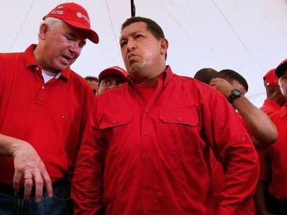 O ex-ministro de Energia e Petróleo Rafael Ramírez (primeiro a partir da esquerda) e o ex-presidente da Venezuela Hugo Chávez durante visita aos trabalhadores da PDVSA, em Caracas, em outubro de 2008.