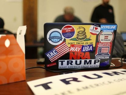 Computador coberto de adesivos de propaganda do candidato presidencial republicano Donald Trump.