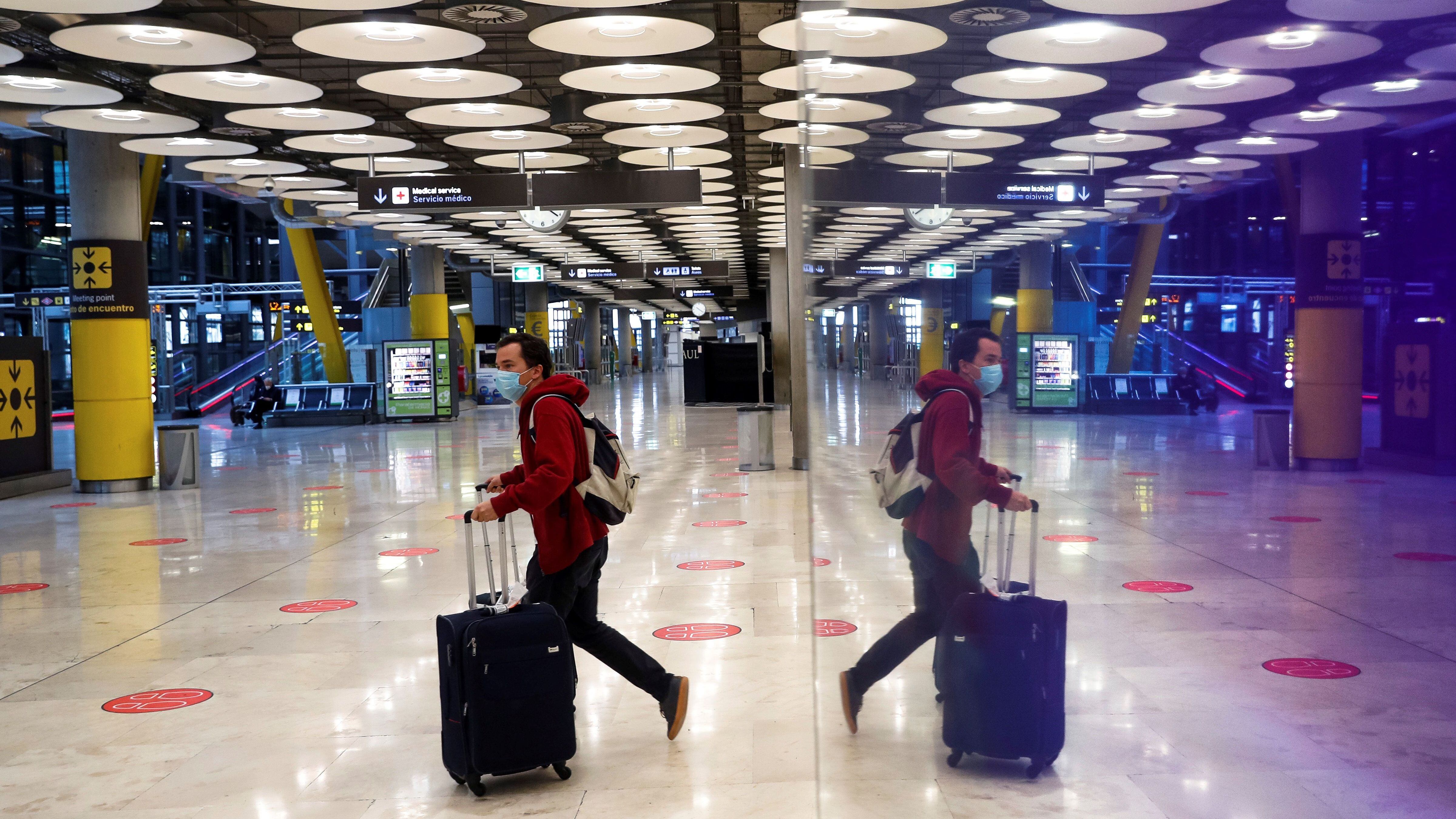 UM passageiro cruza um dos salões do aeroporto Adolfo Suárez Madrid-Barajas em 3 de fevereiro.