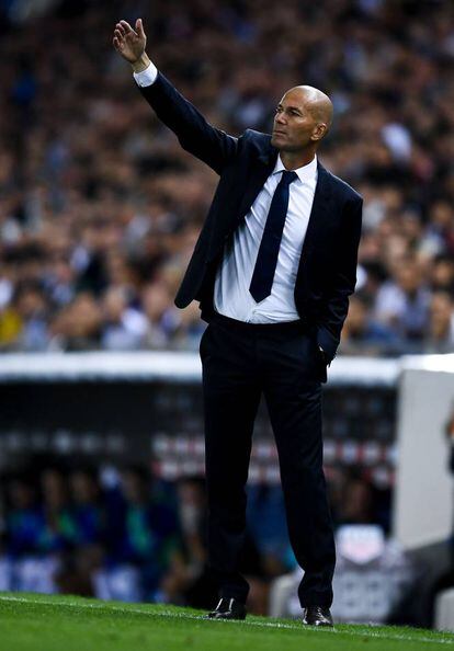 <strong>Quem é.</strong> Zinedine Zidane, francês, 44 anos. Estrela mundial como jogador, no passado, e estrela mundial como treinador do Real Madrid no presente.
<strong>Por que gostamos de seu estilo.</strong> É possível ser elegante pela roupa e por outros motivos, e Zidane entra na segunda categoria. Sua contratação como treinador do time madrilenho nos trouxe de volta um homem com um tipo de carisma particular, que deriva de seu falar pausado, da maneira como aparenta nobreza e humildade e, em resumo, do fato de não tentar chamar atenção sem motivo. É verdade que não se veste com tanto apuro como o Pep Guardiola de outros tempos, mas a graça de Zidane é que continuaria elegante mesmo vestindo um saco de lixo