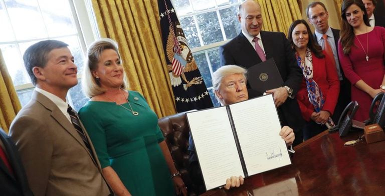 Trump assinando o decreto