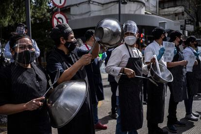 Trabalhadores de restaurantes protestam para pedir que o Governo mexicano permita a entrada de clientes em seus estabelecimentos na Cidade do México, em janeiro de 2021.