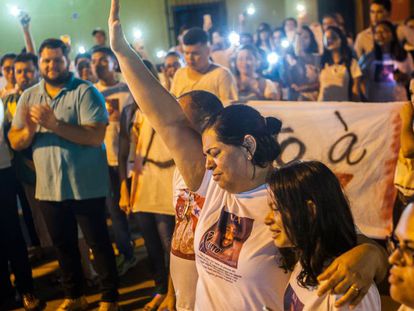 Málaque Mauad Soberay, de braço erguido, durante manifestação pela paz ocorrida em 5 de outubro, em Altamira, no Pará